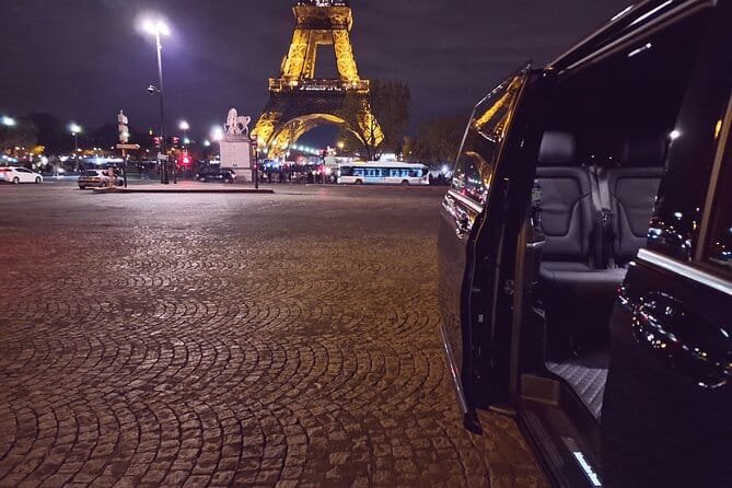 Taxi parisien la nuit dans Paris illuminé